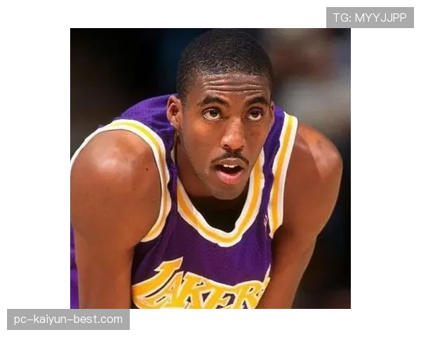 埃迪·琼斯利用掩护拉开空间提升三分命中率明显超过上赛季