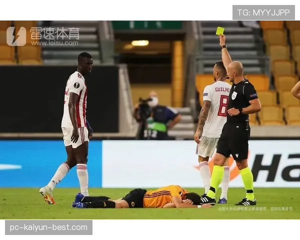 足球规则中危险动作的判罚标准与裁判执行要点解析