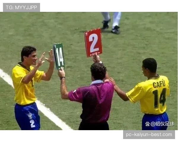 足球换人次数规则：正式比赛最多可换5人，分3次完成